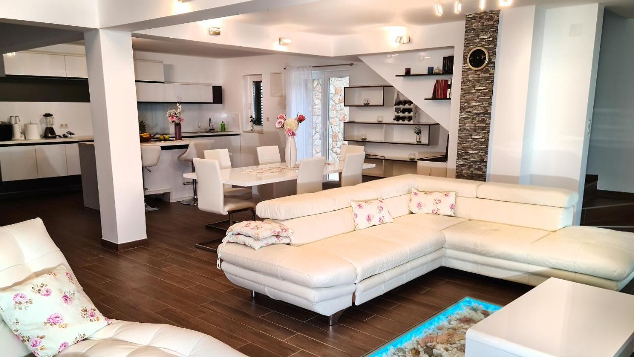 Villa Relax , With Seaview And Two Pools Near Beach Starigrad  Exterior photo